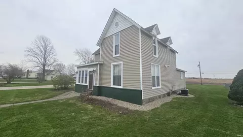307 Earl St, Chalmers, IN 47929 photo 5