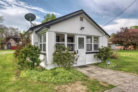 303 W Brummitt St, Owensville, IN 47665