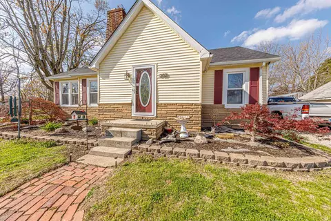 202 E Fourth St, Lynnville, IN 47619