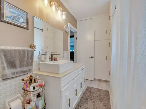 Bath - 702 E 5th St, Auburn, IN 46706 photo 1 of 2