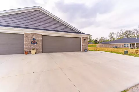 5322 Dauby Dr #B, Evansville, IN 47710