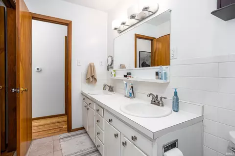 Bath - 4201 E Morningside Dr, Bloomington, IN 47408 photo 2 of 4