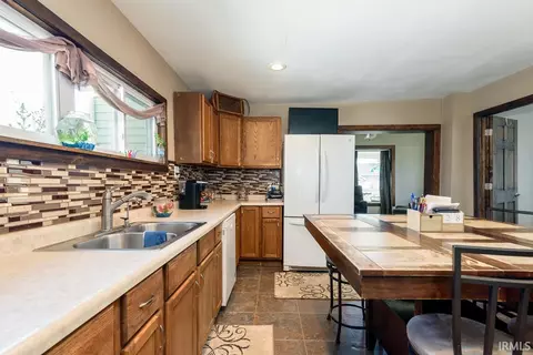 520 E Main St, Butler, IN 46721 photo 7