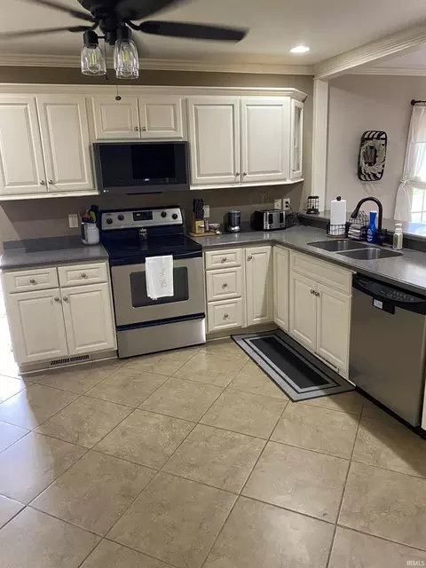 659 Hendricks St, Berne, IN 46711 photo 11