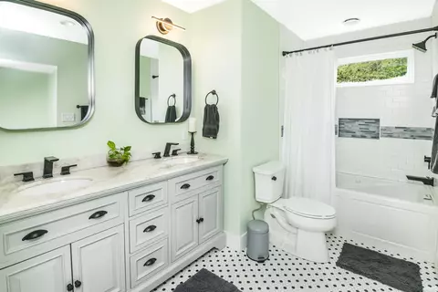 Bath - 1416 E Clairmont Pl, Bloomington, IN 47401 photo 1 of 1
