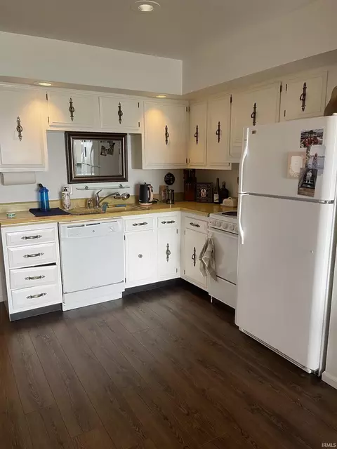 Kitchen - 8960 E Hatchery Rd #7, Syracuse, IN 46567 photo 2 of 3