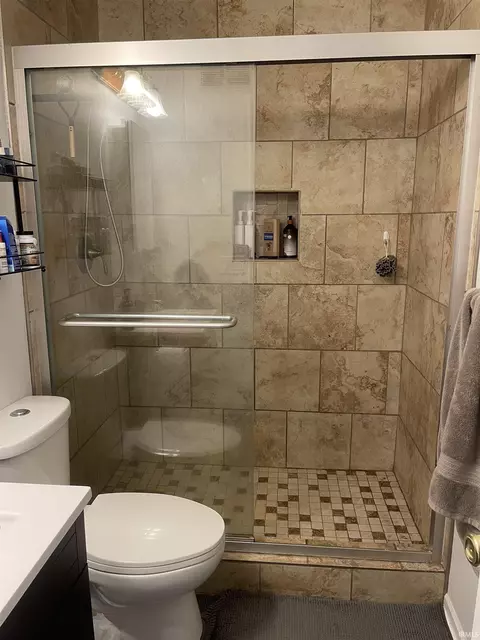 Bath - 8960 E Hatchery Rd #7, Syracuse, IN 46567 photo 2 of 2
