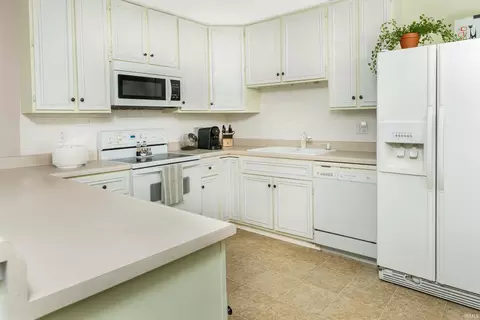 Kitchen - 1005 E Buckingham Dr, Bloomington, IN 47401 photo 2 of 2