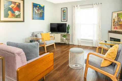 Living - 1005 E Buckingham Dr, Bloomington, IN 47401 photo 2 of 3
