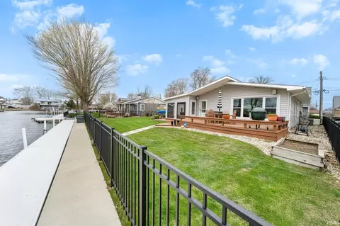 8227 E Cassandra Dr, Syracuse, IN 46567 photo 1