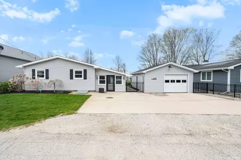 8227 E Cassandra Dr, Syracuse, IN 46567 photo 2