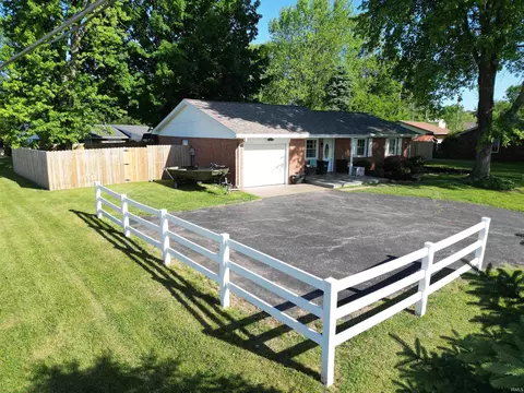623 S Hickory Ln, Petersburg, IN 47567