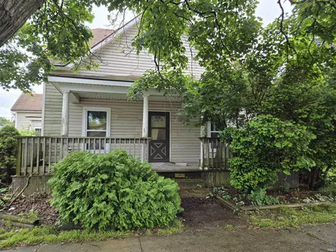 110 E Beckley St, Royal Center, IN 46978