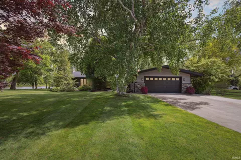 54140 Eastview Dr, Bristol, IN 46507