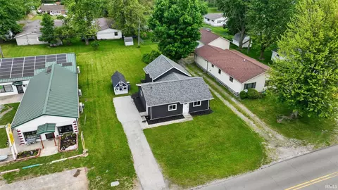202 E Pickwick Dr, Syracuse, IN 46567 photo 3