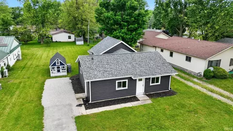 202 E Pickwick Dr, Syracuse, IN 46567 photo 2