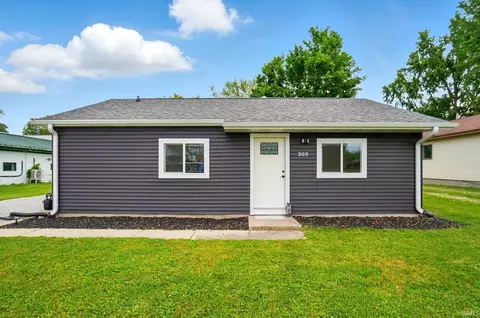 202 E Pickwick Dr, Syracuse, IN 46567 photo 1