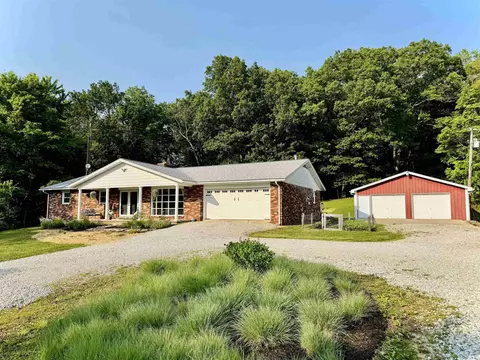 42 Center St, Avoca, IN 47420