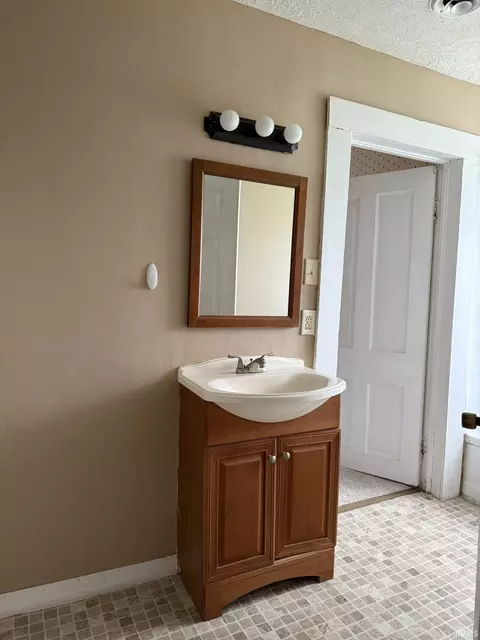 Bath - 515 W Vine St, Mitchell, IN 47446 photo 2 of 2