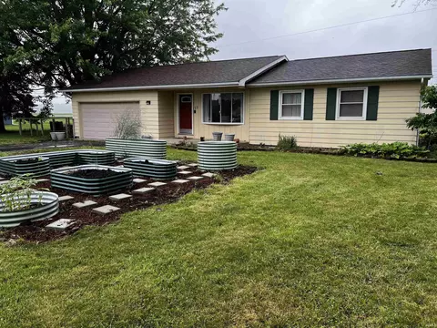 39 E Linn Rd, Bluffton, IN 46714 photo 2