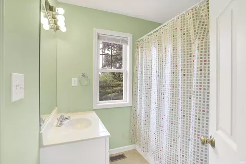 Bath - 3782 E Cobble Creek Dr, Bloomington, IN 47401 photo 2 of 7