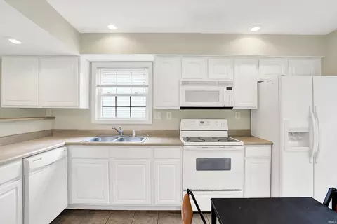 Kitchen - 3782 E Cobble Creek Dr, Bloomington, IN 47401 photo 3 of 3