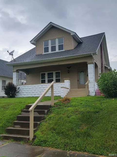 219 W Cherry St, Oakland City, IN 47660