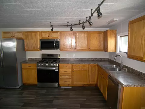 607 E Walnut St, Akron, IN 46910 photo 16