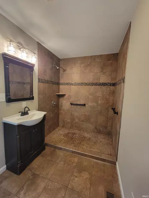 704 E King St, Garrett, IN 46738 photo 18