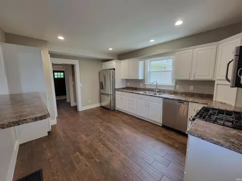 704 E King St, Garrett, IN 46738 photo 11