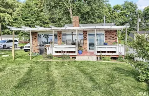 1049 Chapman Lake Dr, Warsaw, IN 46582