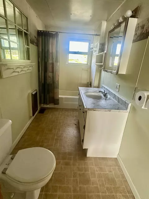 Bath - 1995 S 445 E Royer Lk, Lagrange, IN 46761 photo 1 of 2