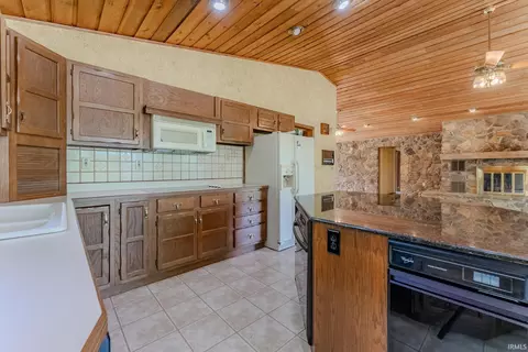 Kitchen - 425 Val Ln, Marion, IN 46952 photo 3 of 5
