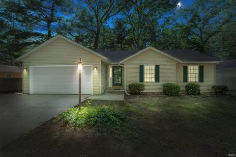 51613 Emmons Rd, South Bend, IN 46637