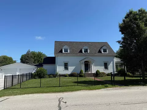 122 E Yellow St, Francesville, IN 47946
