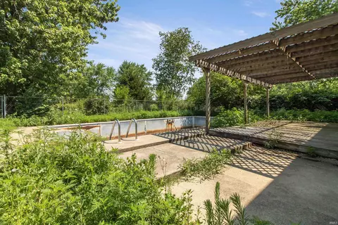 Exterior - 933 E Bocock Rd, Marion, IN 46952 photo 5 of 9