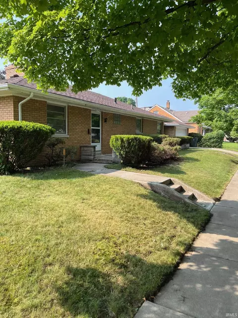 1045 Eclipse Pl, South Bend, IN 46628