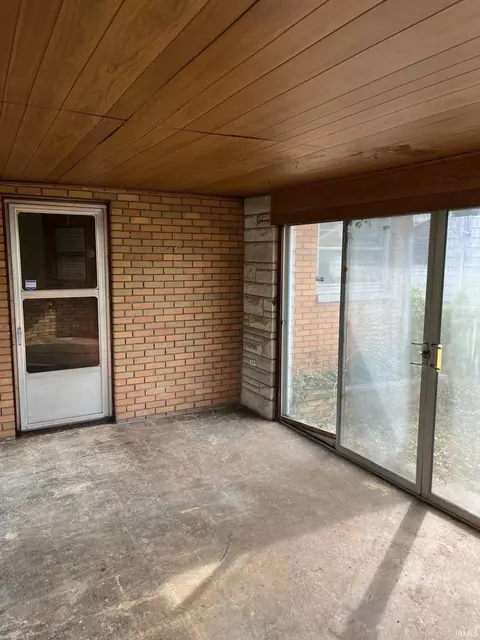 Exterior - 1045 Eclipse Pl, South Bend, IN 46628 photo 6 of 8