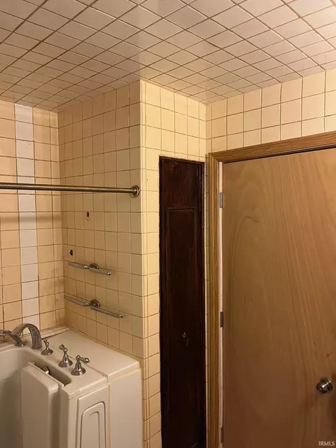 Bath - 1045 Eclipse Pl, South Bend, IN 46628 photo 1 of 3