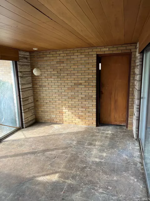 Exterior - 1045 Eclipse Pl, South Bend, IN 46628 photo 8 of 8
