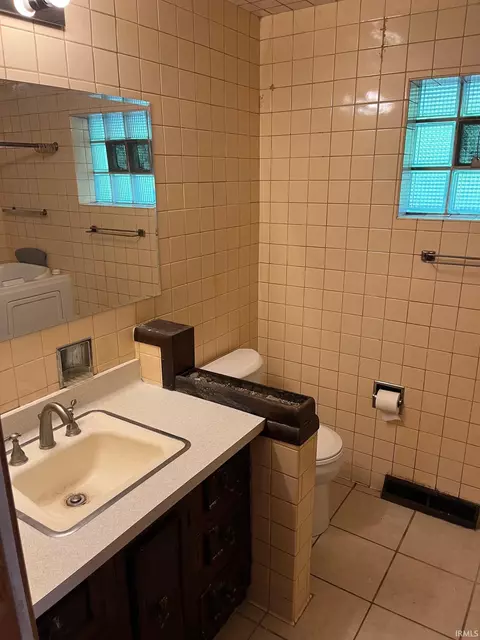 Bath - 1045 Eclipse Pl, South Bend, IN 46628 photo 2 of 3