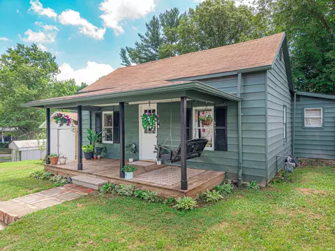 302 E Center St, Winslow, IN 47598