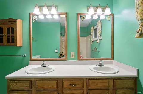 Bath - 4837 Dwight Dr, Fort Wayne, IN 46835 photo 3 of 4