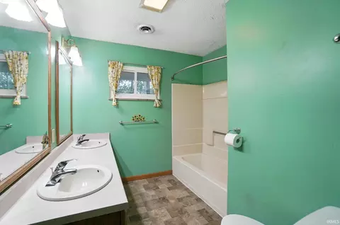 Bath - 4837 Dwight Dr, Fort Wayne, IN 46835 photo 2 of 4
