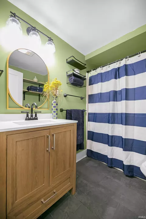 Bath - 818 Eckman St, South Bend, IN 46614 photo 2 of 2