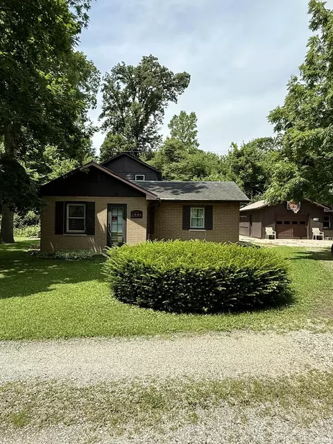1446 Harbours Woodland Ct, Winchester, IN 47394