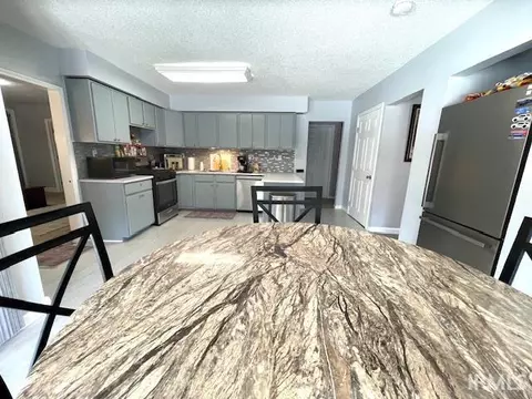 Kitchen - 1010 E 400 S, Kokomo, IN 46902 photo 3 of 4