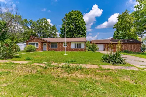 131 W Oak St, Oakland City, IN 47660