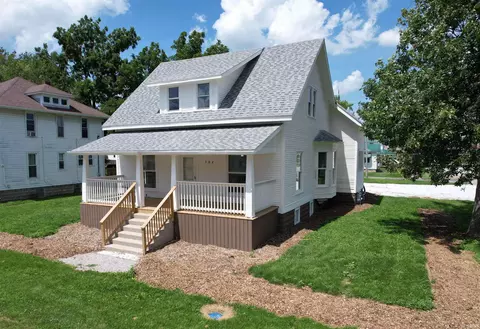 302 W Johnson St, Wolcott, IN 47995