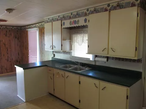 714 W Curry St, Mitchell, IN 47446 photo 5